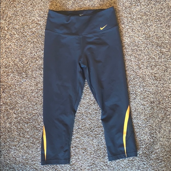 Nike crop leggings - Picture 2 of 5